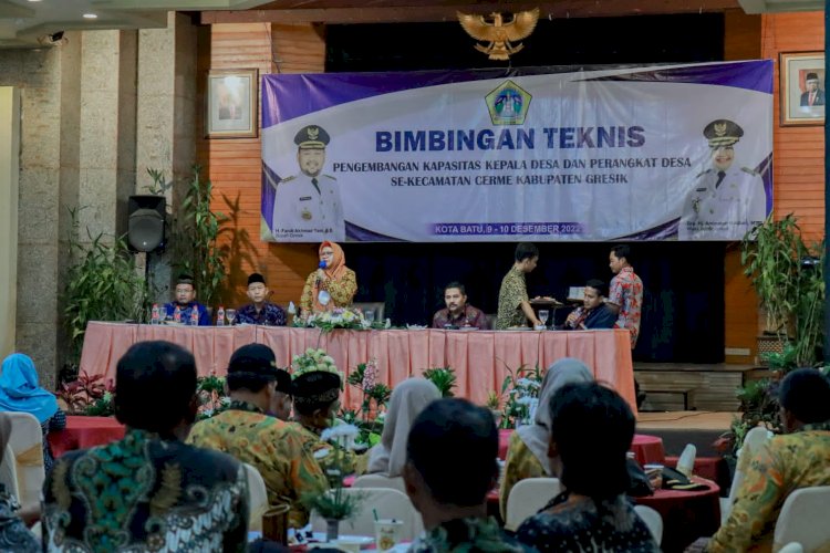 Wakil Bupati (Wabup) Gresik Aminatun Habibah, saat memberikan arahan kepada aparatur desa se-Kecamatan Cerme/ist