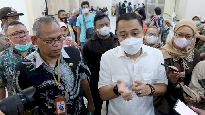 Teks foto: Wali Kota Eri didampingi dr. Billy Daniel Messakh saat sidak di RSUD Dr. Mohamad Soewandhie/RMOLJatim