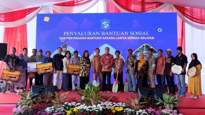 Teks foto: Wali Kota Eri memberikan bansos perahu kepada nelayan Surabaya/ist