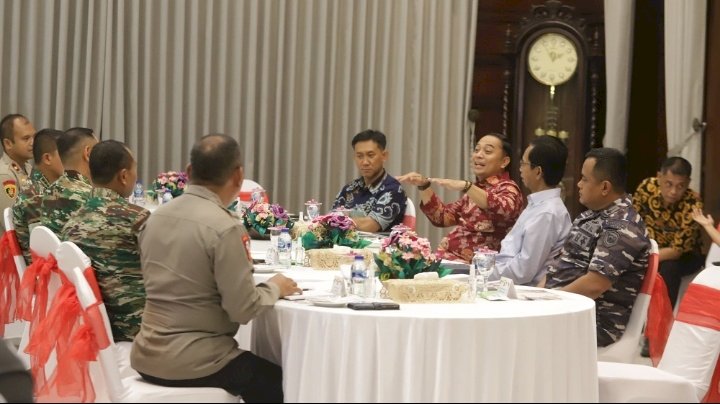 Teks foto: Wali Kota Eri rapat dengan para Forkopimda Kota Surabaya/RMOLJatim