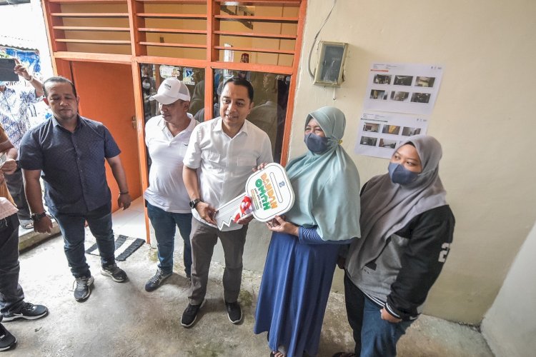 Wali Kota Eri Cahyadi menyerahkan kunci rumah kepada para penerima manfaat program Dandan Omah atau Rutilahu/ist