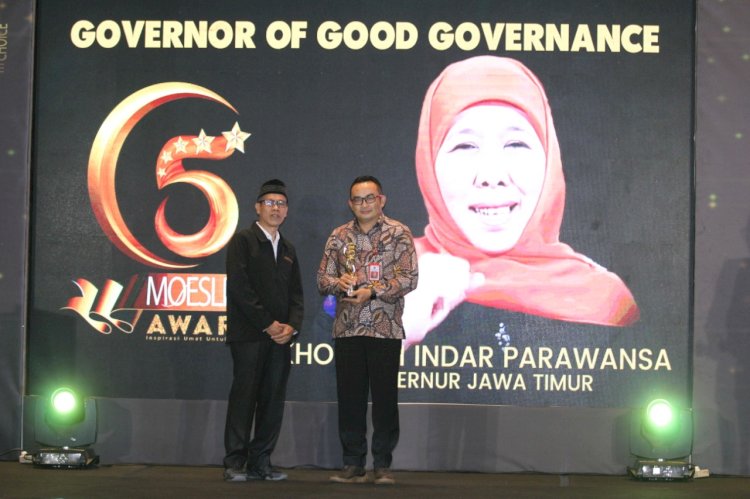 Penghargaan Moeslimchoice Award 2022 untuk Gubernur Jawa Timur Khofifah Indar Parawansa diwakilkan pada Iwan S.Hut., M.M.,Kepala Dinas Perindustrian dan Perdagangan, Pemerintah Prov Jatim/ist