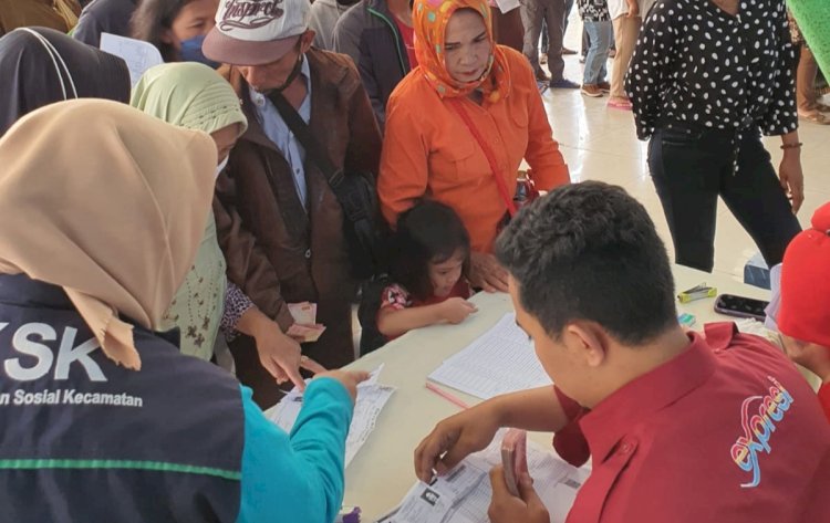 Pembagian BLT DBHCHT oleh Dinas Sosial dan Satpol PP Kota Malang/Ist