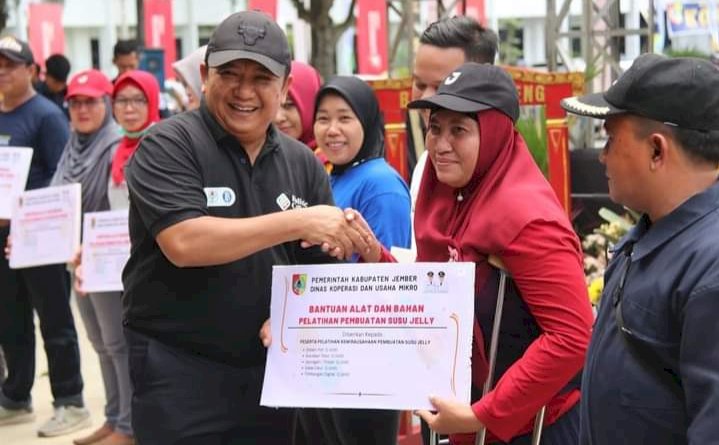 Bupati Jember, Hendy Siswanto saat menghadiri launching pemberian Saprodi dan Bantuan di Gang Demak kelurahan Wirolegi Sumbersari/RMOLJatim