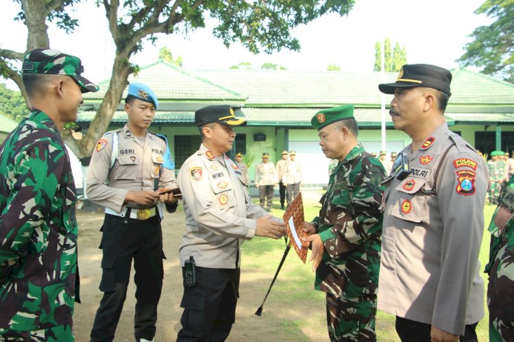 Pemberian penghargaan dilakukan pada rangakaian pelaksanaan Apel Gabungan TNI-Polri di Kodim 0829/Bangkalan pada Senin (12/12)/Ist