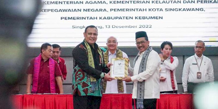 Ketua KPK, Firli Bahuri saat menyerahkan aset hasil rampasan dari koruptor/RMOL