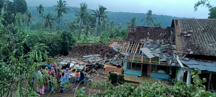 Rumah warga usai diterjang angin puting beliung/ist