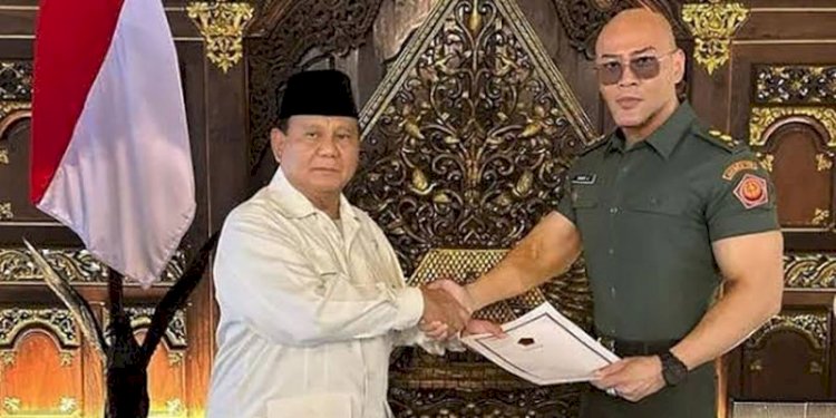  Pemerintah melalui Menteri Pertahanan (Menhan) Prabowo Subianto memberi pangkat Letnan Kolonel Tituler TNI AD kepada Youtuber Deddy Corbuzier/Net