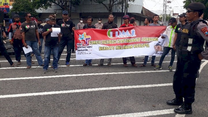 Poto - Lsm FRMJ saat menggelar orasi di bundaran Ringin Contong/RMOLJatim