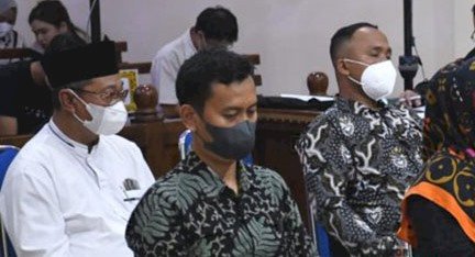 Helmi Yusuf, Kades Tanjung Baru, Merbau Mataram (kemeja putih) saat jadi saksi di sidang Andi Desfiandi, Rabu (14/12)/RMOLLampung
