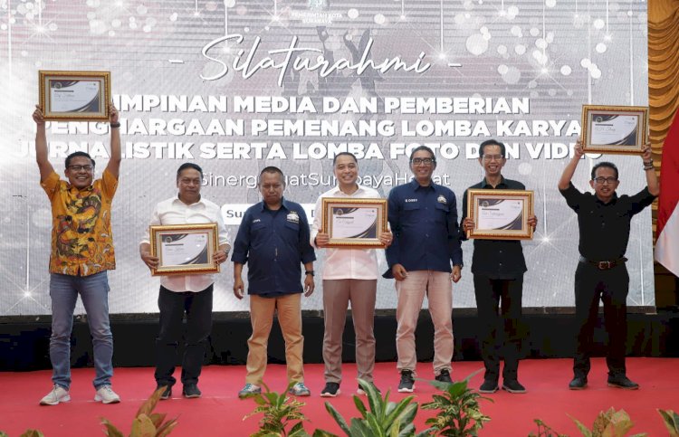 Ketua PWI Jatim bersama Ketua Potas memberikan award kepada Wali Kota Eri dan Pimpinan serta anggota DPRD Surabaya/RMOLJatim
