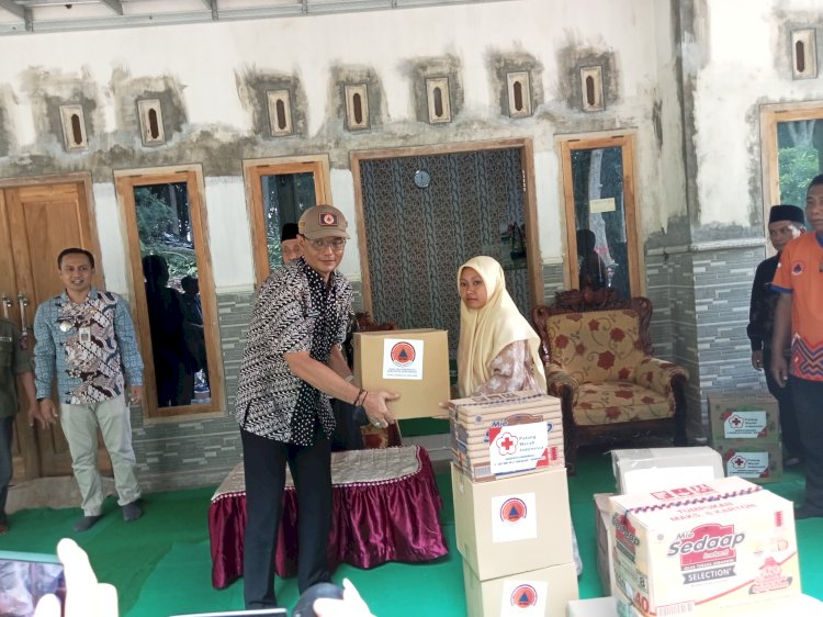 Penyaluran Bantuan Sembako Kepada Korban Angin Puting Beliung/RMOLJatim