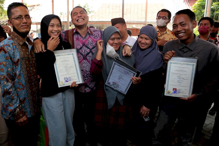Wali Kota Eri Cahyadi bersama para pelajar usai menebus ijasah/ist
