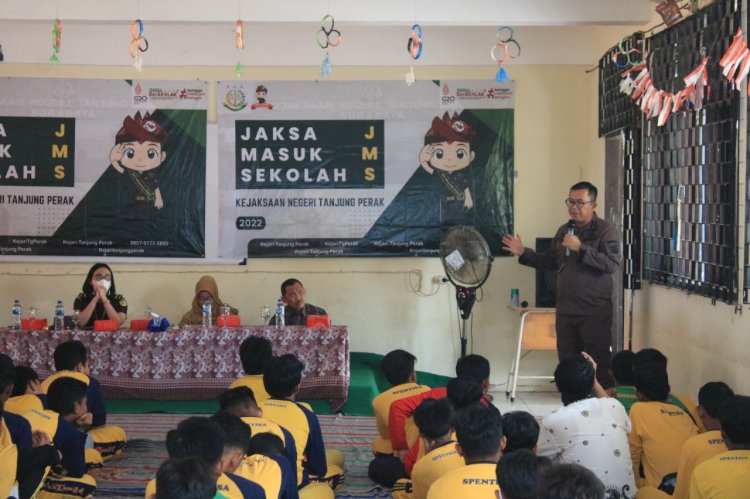 Kajari Tanjung Perak, Aji Kalbu Pribadi saat memberikan edukasi hukum kepada siswa-siswi SMPN 31 Surabaya/RMOLJatim