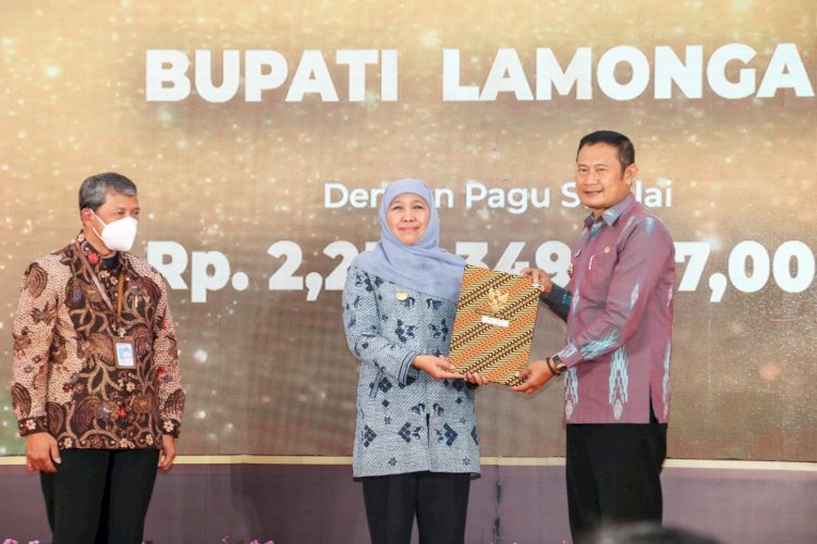 Bupati Lamongan Yurohnur Efendi saat menerima Dipa dan Buku Alokasi TKD Tahun 2023 di Gedung Negara Grahadi Surabaya/RMOLJatim