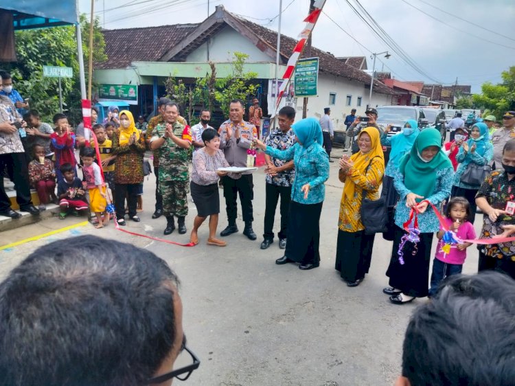   Keterangan foto: Kegiatan penyerahan bantuan KOTAKU. Di Desa Kincang Kecamatan Jiwan Kabupaten Madiun/rmoljatim.