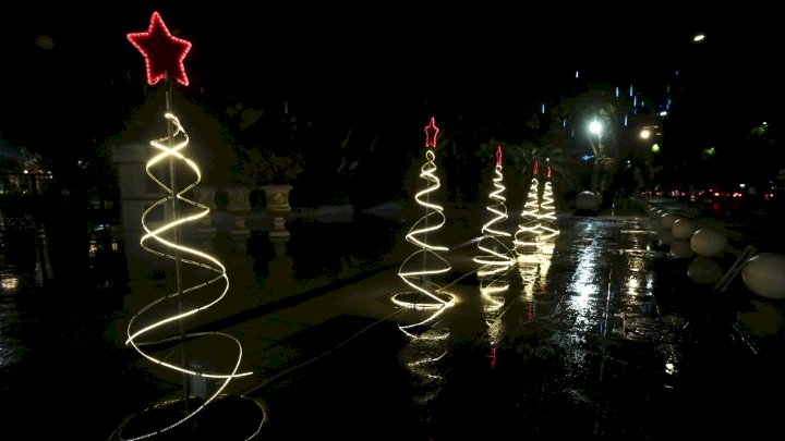 Teks foto: Ornamen Natal di kawasan Surabaya/ist