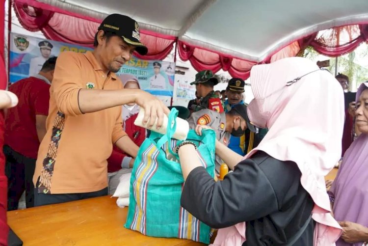  Bupati Madiun H Ahmad Dawami saat melayani masyarakat di pasar Muras BST Dagangan/ist.