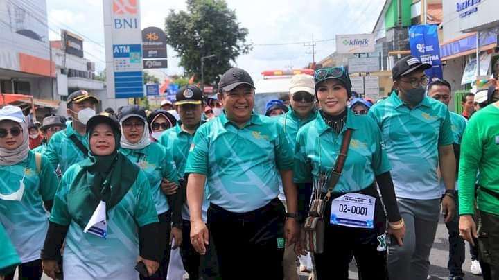 Bupati Jember, Hendy Siswanto bersama istri, Ketua TP PKK Kabupaten Jember, Kasih Fajarini saat melepas peserta di alun-alun Kecamatan Tanggul.