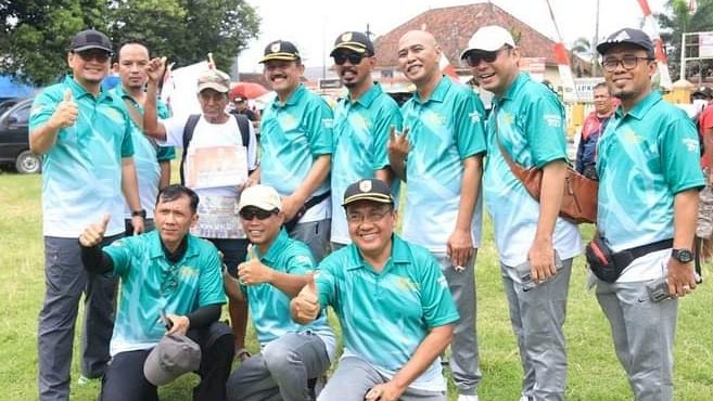 Thoha dan Sudoyo bersama peserta Tajemtra lainnya di alun-alun Kecamatan Tanggul.