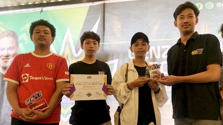 Sekjen Genzet Jatim Naufal Arsy (kanan) menyerahkan piala juara pertama dan MVP kepada tim Aeon.