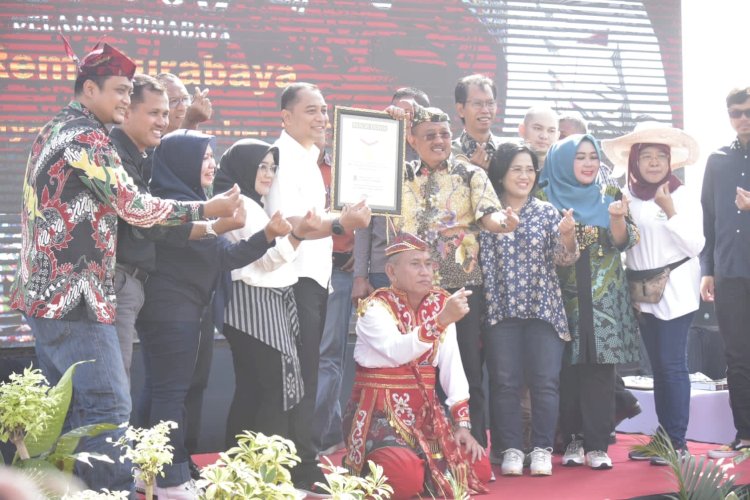 Yusuf Ngadri menyerahkan piagam Rekor MURI Dunia kategori Superlatif “Tari Remo Massal” kepada Wali Kota Surabaya, Eri Cahyadi/ist