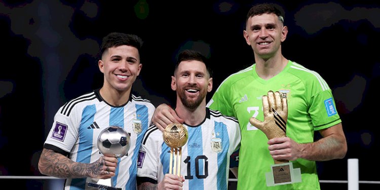 Enzo Fernandez, Lionel Messi, dan Emi Martinez melengkapi kesuksesan Argentina menjuara Piala Dunia 2022/Net