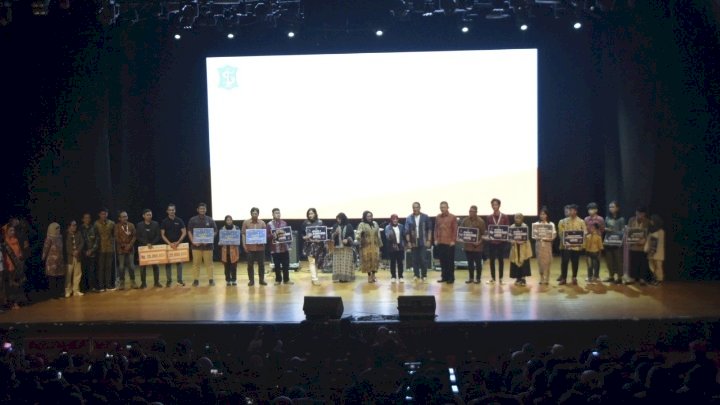 Teks foto: Awarding night dalam acara Creative Community Day 2022/ist