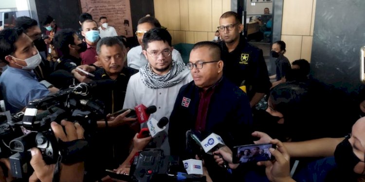 Ketua Umum Partai Ummat, Ridho Rahmadi bersama kuasa hukumnya, Denny Indrayana/RMOL