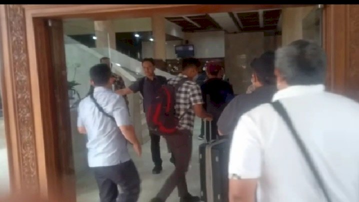 Para penyidik KPK saat menggeledah kantor DPRD Jatim/RMOLJatim