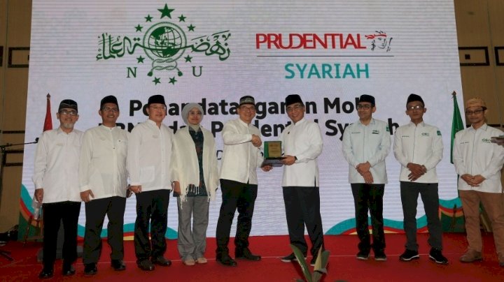 Teks foto: Serah terima plakat PT Prudential Sharia Life Assurance dengan PBNU sebagai simbol dari diresmikannya kerja sama literasi dan inklusi keuangan Syariah/ist