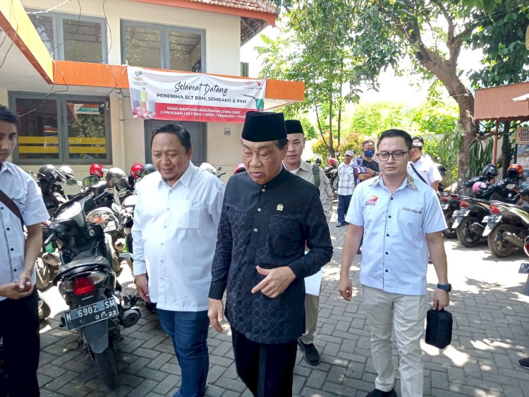 Moekhlas Sidik bersama anggota DPRD Kota Probolinggo dari Fraksi Gerindra Hery Poniman saat meninjau pencairan Bansos