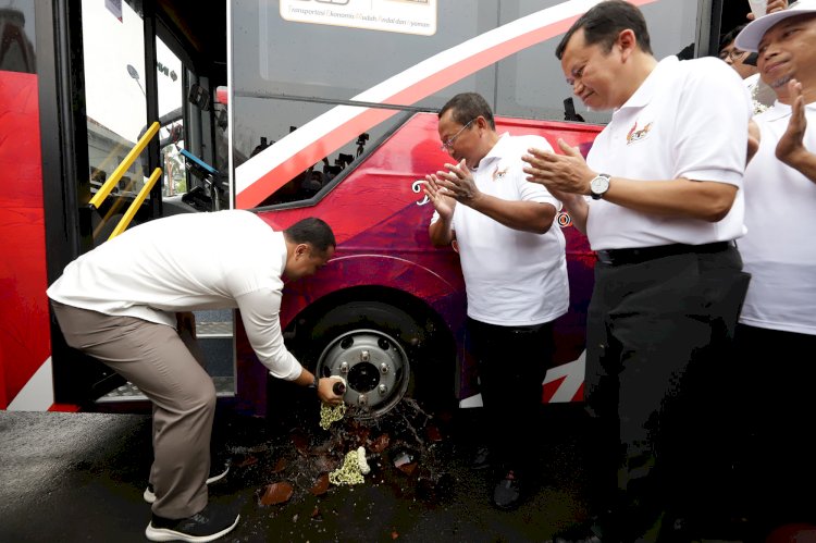 Peresmian bus listrik dengan pemotongan pita yang dilanjutkan dengan pemecahan kendi/RMOLJatim