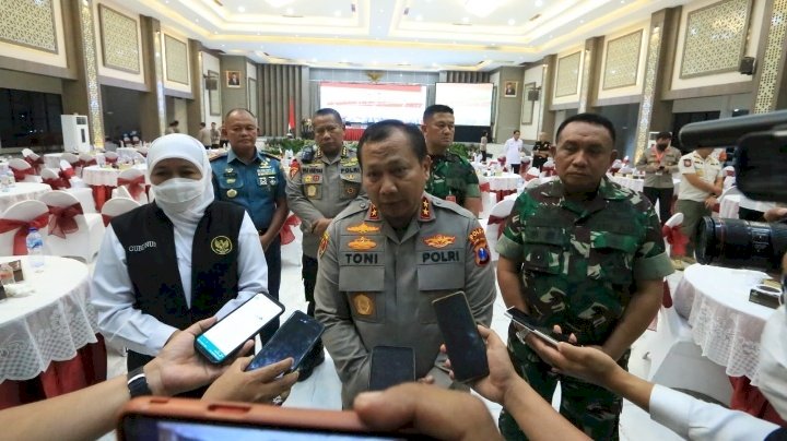Kapolda Jatim Irjen Pol Toni Harmanto (tengah)