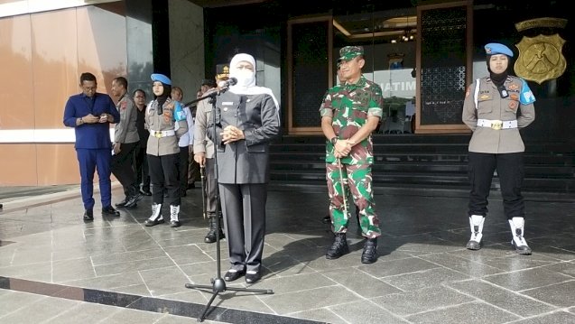 Caption : Gubernur Jatim Khofifah Indar Parawansa memberikan keterangan pers di Mapolda Jatim. 