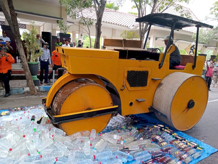 Proses pemusnahan miras dengan alat berat di Alun-alun Kraksaan Probolinggo/RMOLJatim