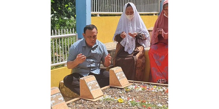 Ketua KPK Firli Bahuri saat ziarah di makam orang tuanya di Desa Lontar, Sumatera Selatan/Ist