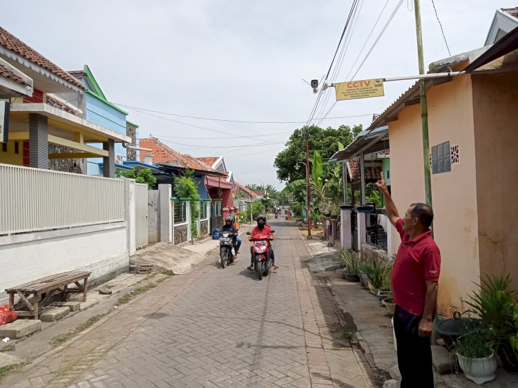 Ketua RT 2, Tisnonegaran Kota Probolinggo saat tunjukkan salah satu CCTV/RMOLJatim