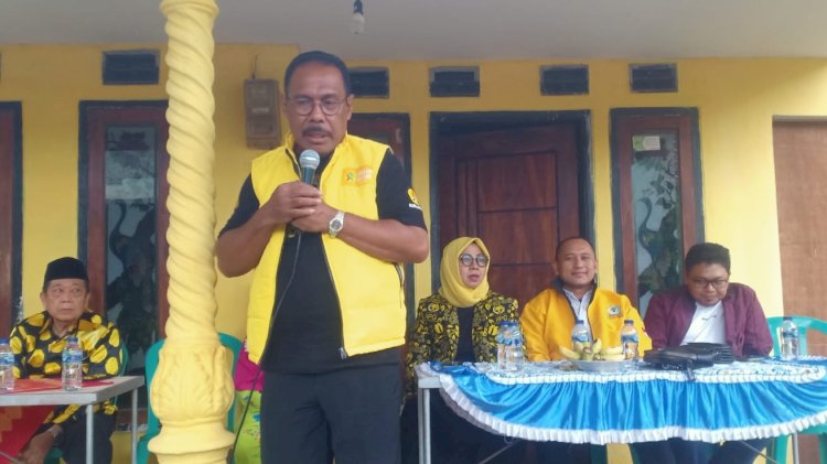 Wakil Ketua Bidang Bencana dan Kesehatan DPD Partai Golkar Jatim Erick R Tahalele mewakili Ketua DPD Golkar Jatim M. Sarmuji menyerahkan rumah yang sudah direnovasi kepada Dewi Chotijah, pemilik rumah yang sudah janda/Ist