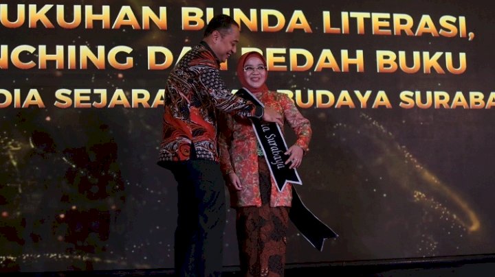 Teks foto: Wali Kota Eri mengukuhkan Bunda Literasi/RMOLJatim