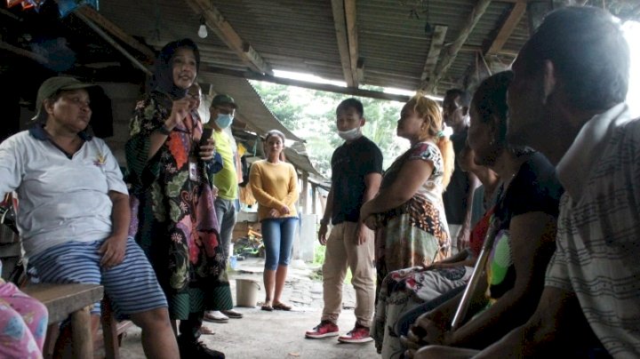 Teks foto: Anna Fajriatin melakukan sosialisasi kepada warga di Kampung 1001 Malam/RMOLJatim