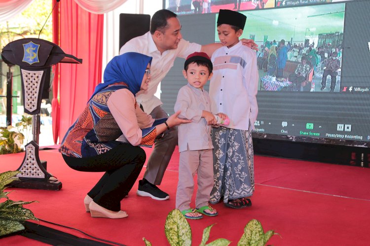 Wali Kota Eri Cahyadi bersama istri, Rini Indriyani menghadiri khitanan massal/ist