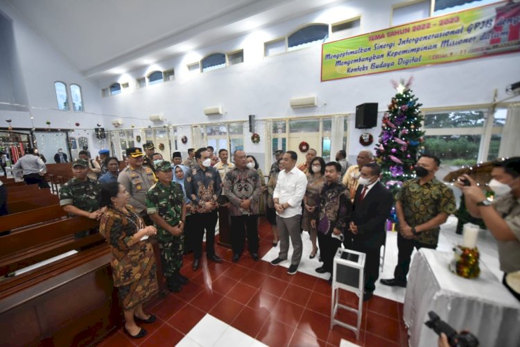 Wali Kota Eri Cahyadi mengecek pengamanan gereja/RMOLJatim