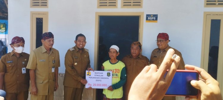 Bupati Sumenep Achmad Fauzi renovasi rumah tidak layak huni/RMOLJatim