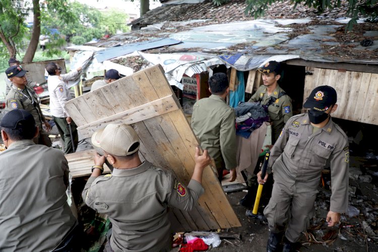 Petugas saat merelekasi warga Kampung 1001 Malam ke Rusunawa Sumur Welut/RMOLJatim