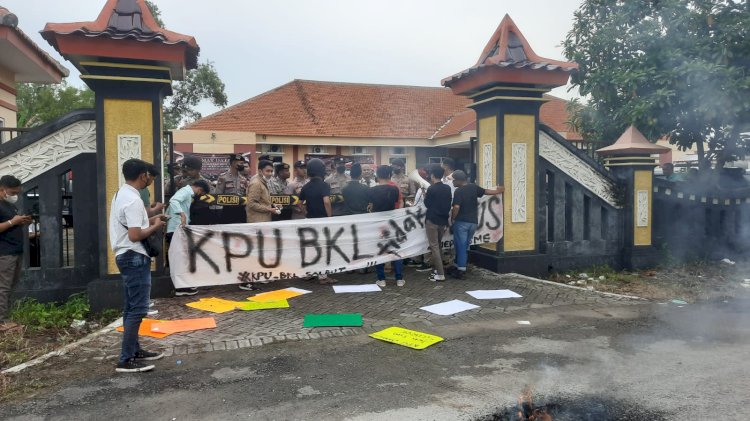 Massa aksi di depan kantor KPU Bangkalan/RMOLJatim