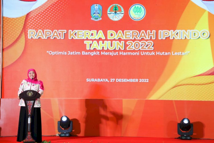 Gubernur Khofifah saat Rapat Kerja Daerah Ikatan Penyuluh Kehutanan Indonesia (IPKINDO) DPW Jatim, di Hotel Mercure Grand Mirama Surabaya, Selasa (27/12) malam/Ist