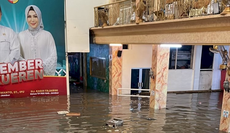 Banjir rendam rumah peribadi Bupati Hendy dan puluhan rumah warga Jember/RMOLJatim