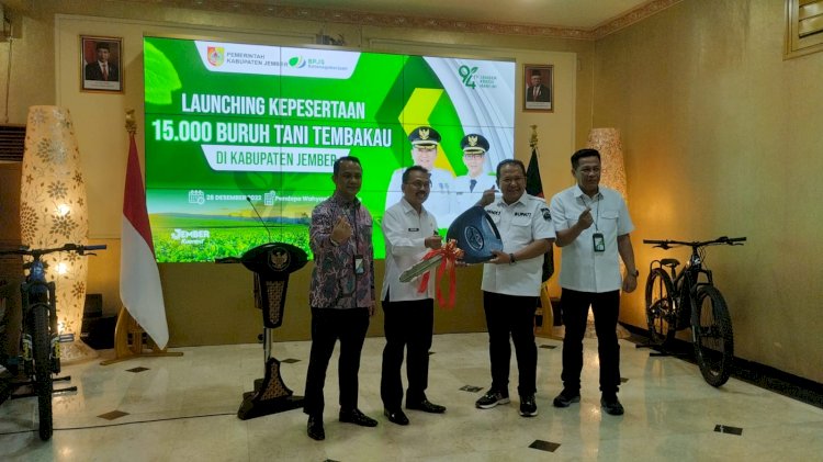 Bupati Jember Hendy saat menerima hadiah mobil/RMOLJatim