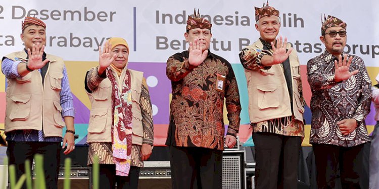 Wali Kota Surabaya Eri Cahyadi, Gubernur Jatim Khofifah Indar Parwansa, Ketua KPK Firli Bahuri, Gubernur Jateng Ganjar Pranowo, dan Wakil Ketua DPRD Jatim Sahat Tua Simanjuntak saat peringatan Hari Antikorupsi Sedunia (Hakordia) di Surabaya/Net